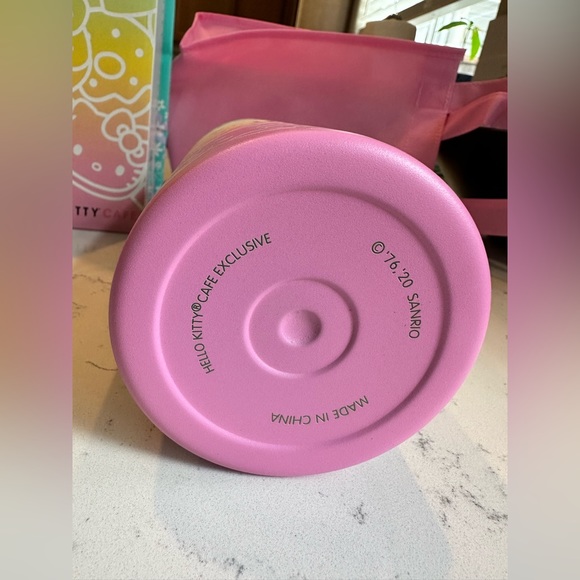 Exclusive 💫💫🌟new in box Hello Kitty Cafe 32 oz. Water bottle 💕💛🩵🎀 - Picture 5 of 6